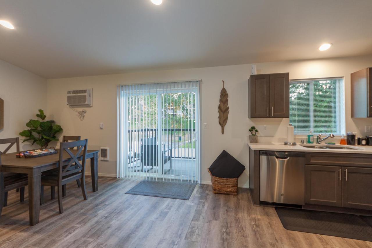 Modern And Stylish King Bed Wifi Free Parking Apartment Spokane Valley